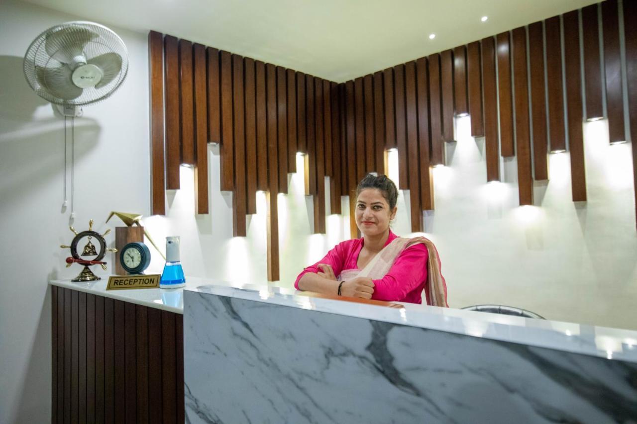 Hotel Js Souvenir Dehradun Ngoại thất bức ảnh