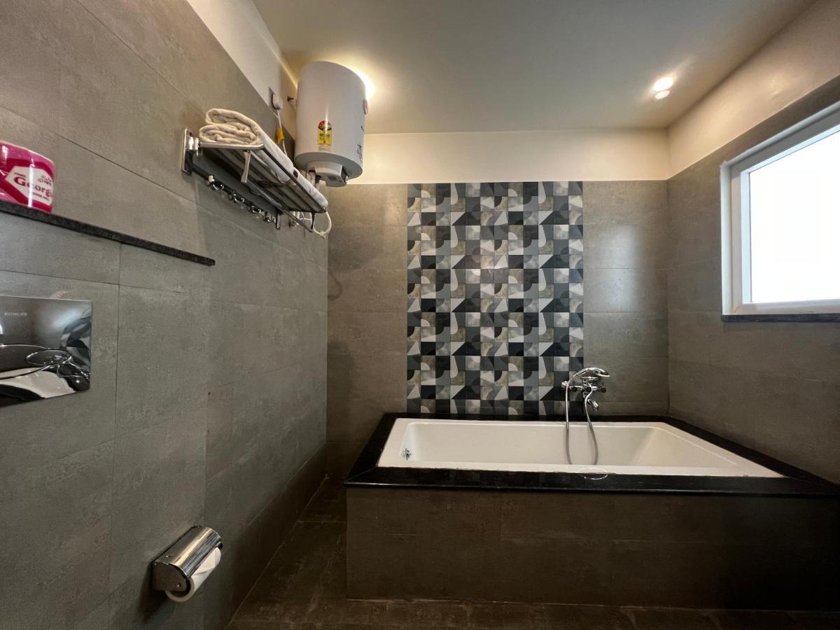 Hotel Js Souvenir Dehradun Ngoại thất bức ảnh